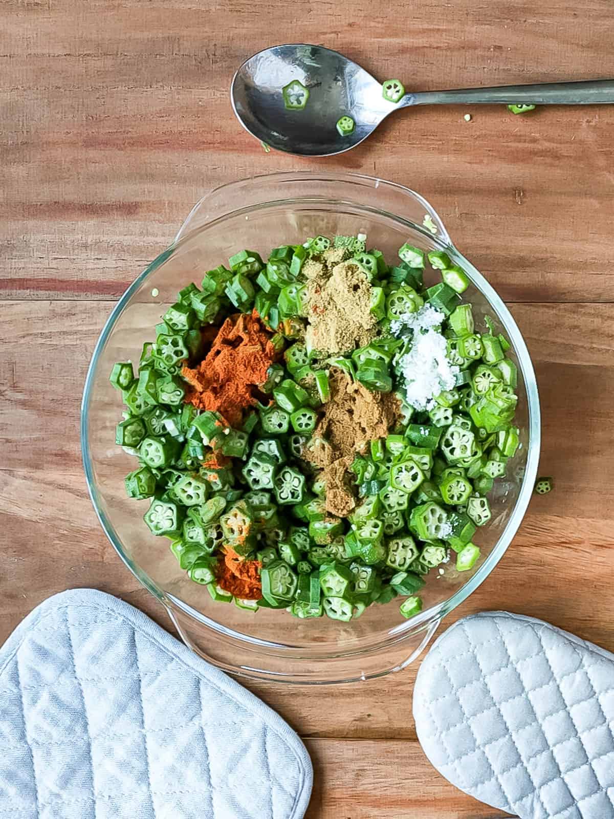 Chopped ladies finger with spices in a glass bowl.