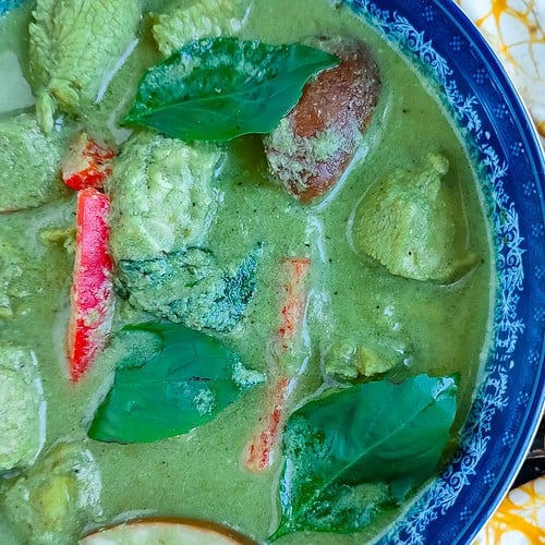 keto Thai green curry in a blue bowl.