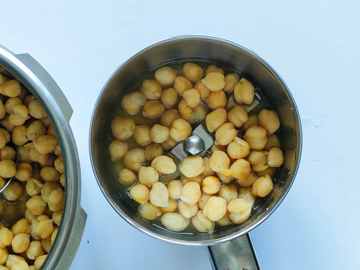 Cooked chickpeas in a blender jar.