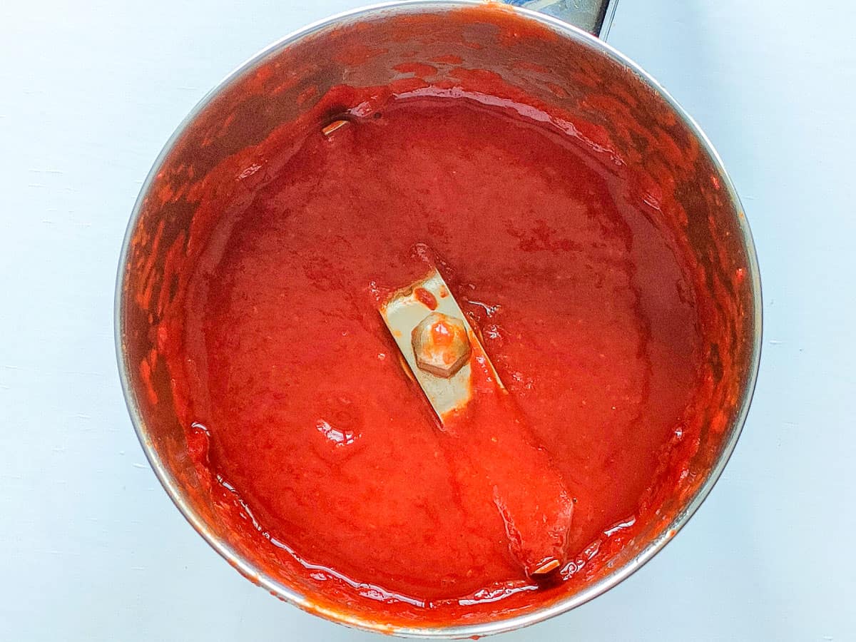 Red chilli paste in a blender jar for rogan josh recipe.