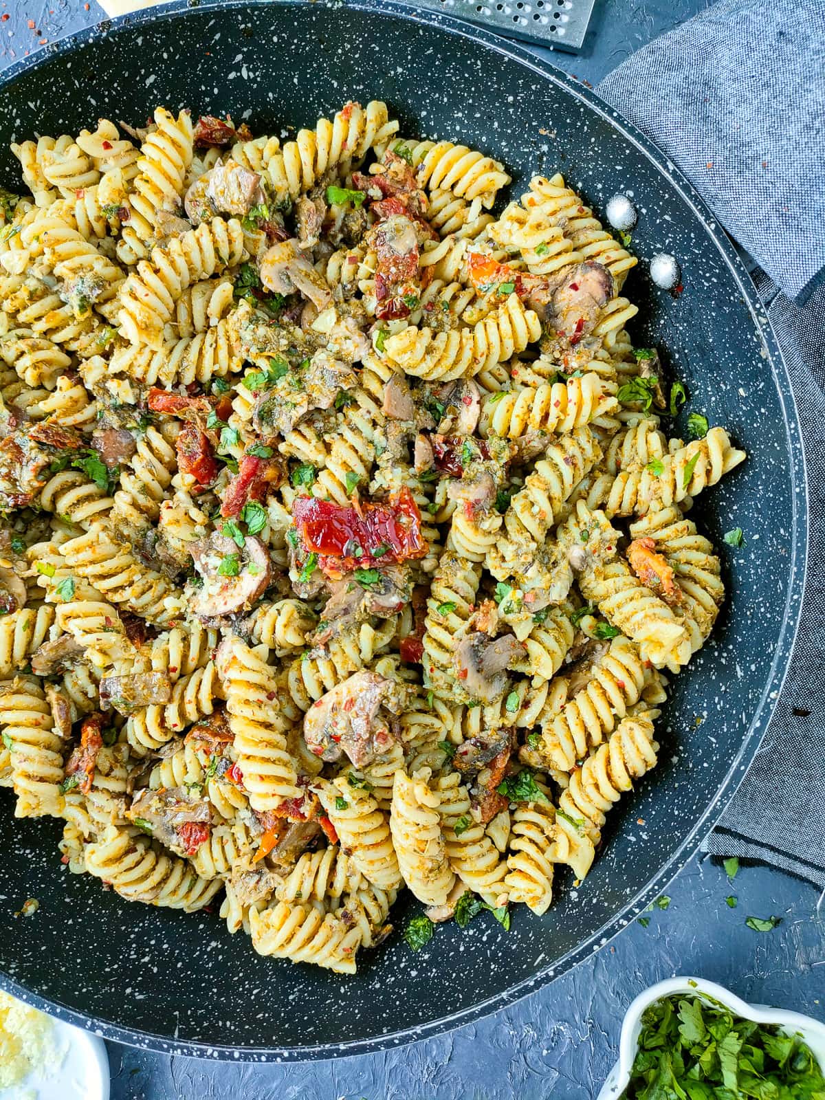 Mushroom pesto pasta in a large pan.