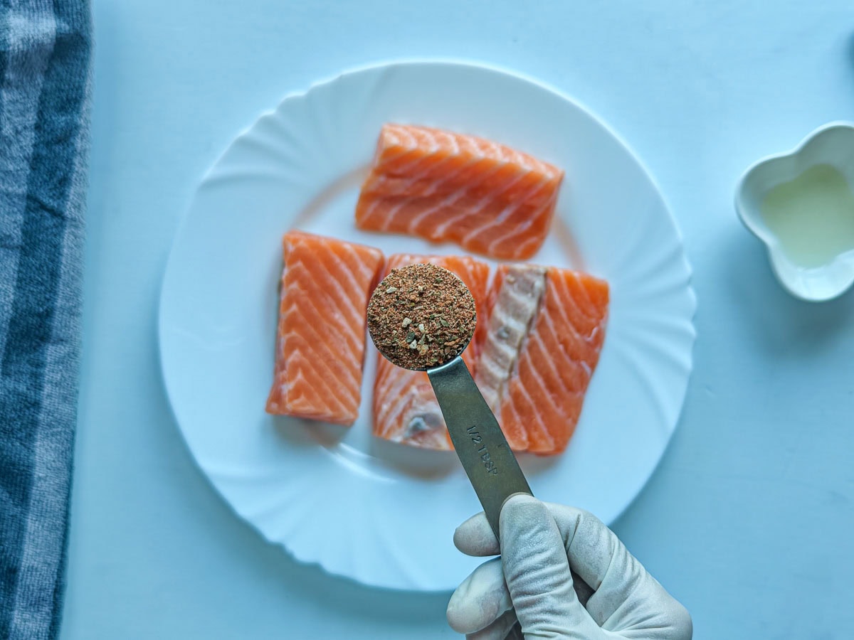 Cajun Pasta with Salmon (without cream) Salmon fillets with a tablespoon of Cajun spices.